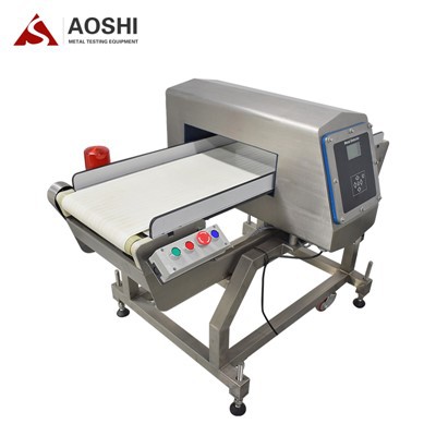 Detektor kovin tekočega tipa